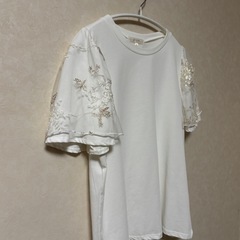刺繍入りフリル袖ホワイトTシャツgroveの画像