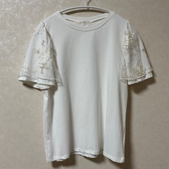 刺繍入りフリル袖ホワイトTシャツgrove