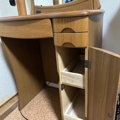 差し上げます！鏡台と椅子の画像