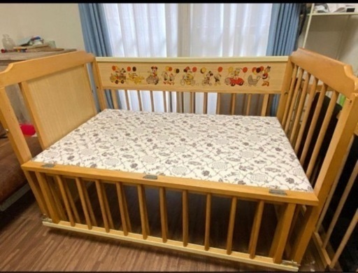 レトロなミッキーの柄がおしゃれな木製のベビーベッド レトロなミッキーの柄がおしゃれな木製のベビーベッド 購入