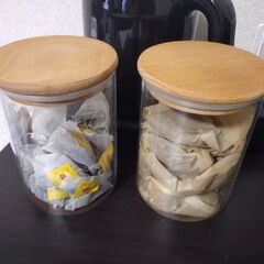 単純な電気ポットとお茶のジャーの画像