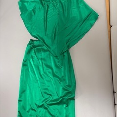 サテン風タイトスカート