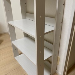 シンプルおしゃれな白い棚の画像