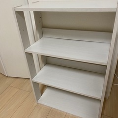 シンプルおしゃれな白い棚の画像