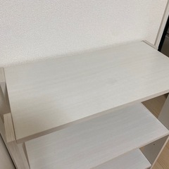 シンプルおしゃれな白い棚の画像