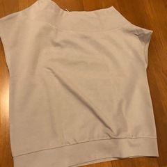 オフショルダー ライトグレー Tシャツの画像
