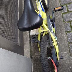 ジャイアント　キッズ自転車　１６インチ　青×黄色の画像