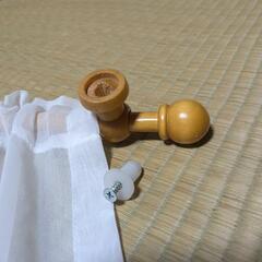 小窓用　レースのカフェカーテン　ウッドボール付きの画像