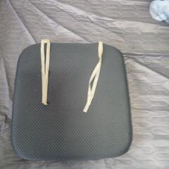 低反発クッション 3枚組です。なんか勝手にバックとかポーチとかに...