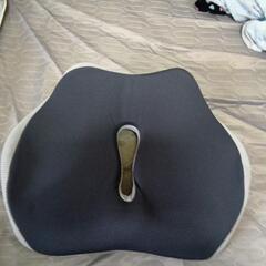 低反発クッション 3枚組です。なんか勝手にバックとかポーチとかにされてますがあくまでも 低反発の画像