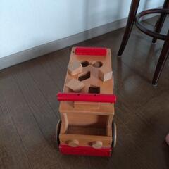 木製子供が乗れるバスの画像