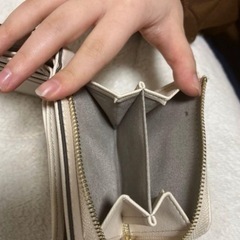 ベージュ二つ折り財布の画像