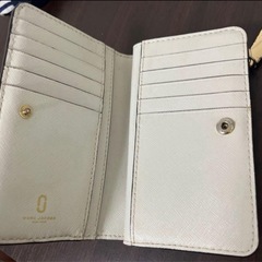 マークジェイコブス二つ折り財布中型の画像