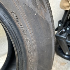 車のタイヤの画像
