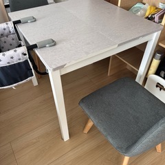 ダイニングテーブルの画像