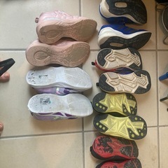 履き古した男の子の靴17.5cm位　女の子の靴20cmの画像