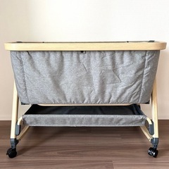 【美品】キャスター付ベビーベッドの画像