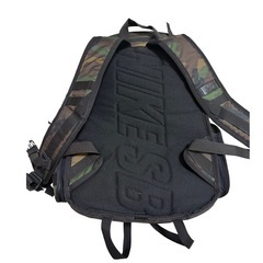 Nike 迷彩バックパックの画像
