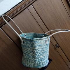 涼しげな籠バッグ