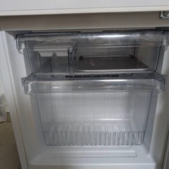 ツインバード 110Ｌ♦️ホワイト♦️使いやすい引き出し冷凍庫♦️2019年製♦️レンジが置けるトップテーブル の画像