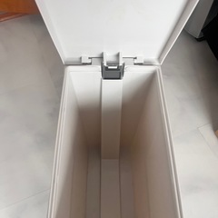 ペダル式ゴミ箱
の画像