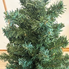クリスマスツリーと電飾と飾りの画像