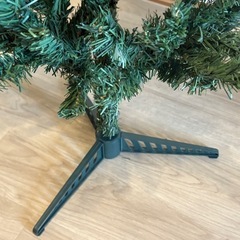 クリスマスツリーと電飾と飾りの画像