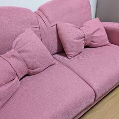 リボン型ソファーの画像
