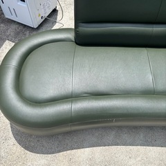 2人掛けソファ　モスグリーン　緑　オシャレ　おしゃれ　お洒落　家具　デザインソファ　カウチソファの画像