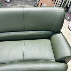 2人掛けソファ　モスグリーン　緑　オシャレ　おしゃれ　お洒落　家具　デザインソファ　カウチソファの画像