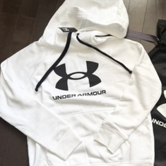 新品！アンダーアーマー白パーカー♪の画像