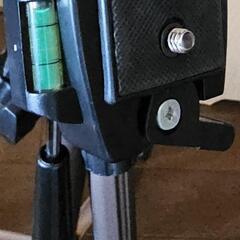三脚 カメラ アクセサリー シルバー　水平器付きの画像