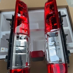 ハイエース 純正 テールランプの画像