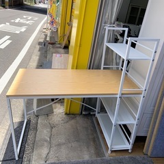 ラック付きデスクの画像