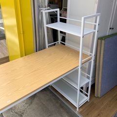 ラック付きデスクの画像