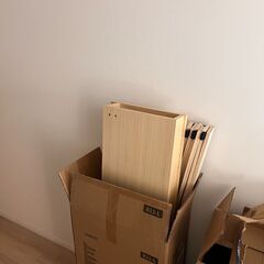 無料のベッドフレーム（120.5 x 213 x 59 cm）、棚付き、コンセント2個付きの画像