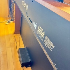 明るい色の電子ピアノの画像