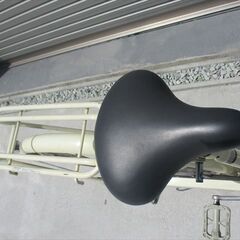E370　　★限定特価★ 中古自転車 【　26インチ　白　シティ　6段　LEDオートライト 】の画像