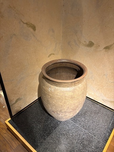 お店のおしゃれなディスプレイーに信楽 古信楽 壺 大壺 茶道具 茶席 骨董品 古美術 置物 時代物 希少品 信楽焼 庭 ガーデニング