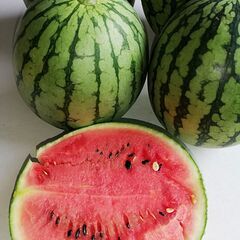 第２弾、朝採れ夏野菜と大玉スイカ、丸ごと販売１個分、重さ8キロ、大きさ23ＣＭをつけて甘い ですよ。夏野菜をつけて格安2000円で販売します。 の画像
