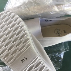 値下げ　体育シューズ　23cmと23.5cm の2足セット　未使用の画像