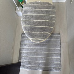 ニトリ⭐︎室内用トイレマット＆フタカバープロイ　グレーボーダーの画像