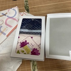 スマホも拭けるハンカチとティッシュポーチセットの画像