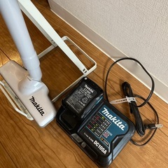 【受け渡し相手確定】マキタ コードレス掃除機 サイクロンアタッチメント 縦置きスタンド付きの画像