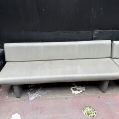 あげます。ビニール生地で屋外に置かれていたソファー５点まとめての画像