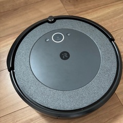 【自動ゴミ吸引システム付き】iRobot Roomba i3の画像