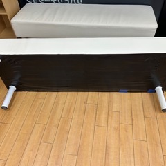 【引き取り限定】白い長いす2脚　0円／デイサービスで使用の画像