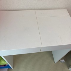 IKEAドレッサーと，椅子の画像