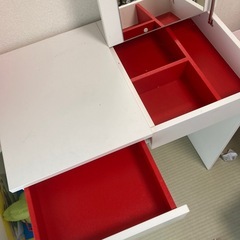IKEAドレッサーと，椅子の画像