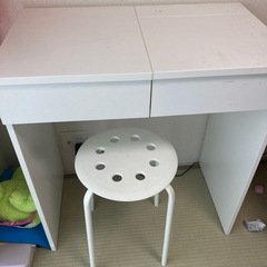 IKEAドレッサーと，椅子の画像